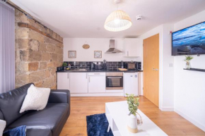 1 Bedroom Kirkstall Centre Apartment Ideal for Corporate Guests, Free Parking